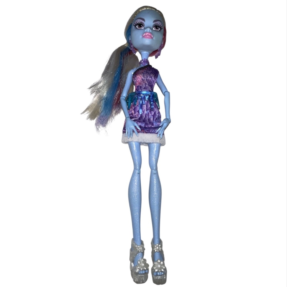 Monster High Scaris City of Frights Abbey Bominable Doll Dress Shoes Necklace